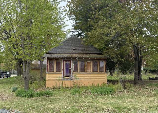 Property at 2003 Center St, Marquette, MI 49855, 1 bed, 1 bath