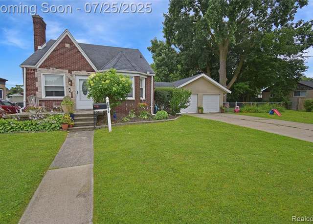 Property at 20870 Lange St, Saint Clair Shores, MI 48080 1112, 3 beds, 1.5 baths