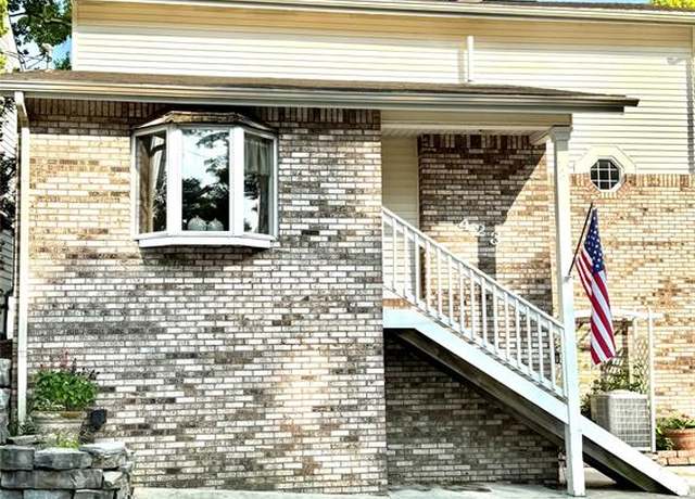 Property at 423 Shady Oaks St, Lake Orion, MI 48362 2569, 4 beds, 2 baths