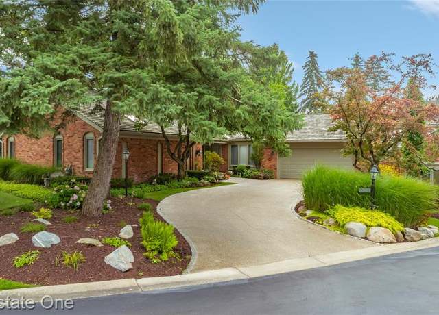 Property at 3932 Maple Hill St, West Bloomfield, MI 48323 1741, 2 beds, 3.5 baths