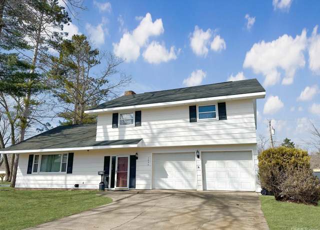 Property at 1636 S Park St, Iron Mountain, MI 49801, 4 beds, 2.5 baths