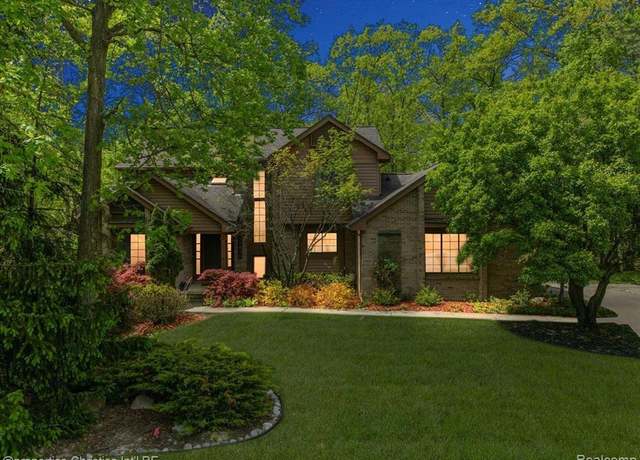 Property at 27690 Acorn Park Court Ct, Farmington Hills, MI 48336 2208, 3 beds, 2.5 baths