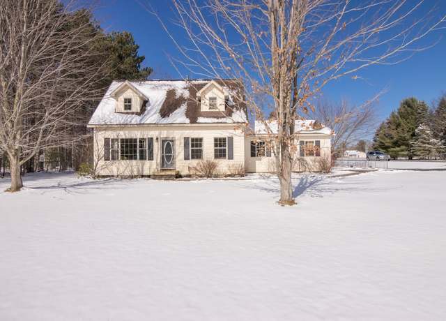Property at 2222 Holland Cir, Traverse City, MI 49685, 4 beds, 2.5 baths