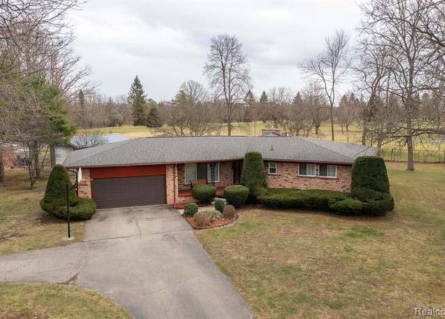 Property at 6226 GOLFVIEW Dr, Burton, MI 48509 1313, 3 beds, 2.5 baths