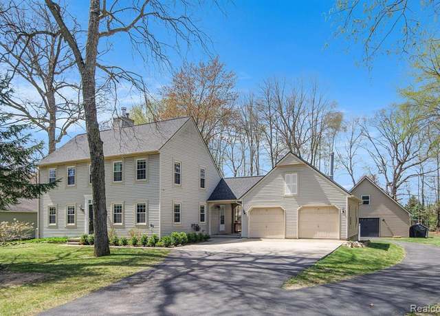 Property at 682 FOXFIRE Dr, Howell, MI 48843 7948, 4 beds, 2.5 baths