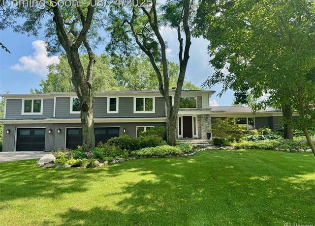 Property at 3029 S Westview Ct, Bloomfield Village, MI 48304 2473, 4 beds, 4.5 baths