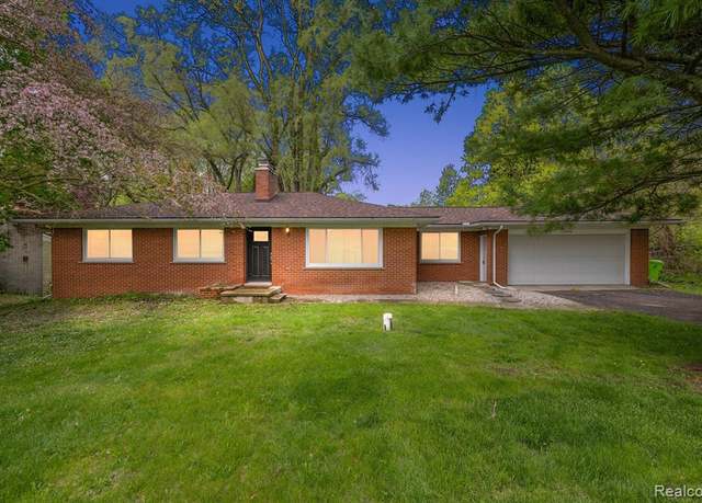 Property at 1090 S Williams Lake Rd, White Lake, MI 48386 3531, 3 beds, 1.5 baths