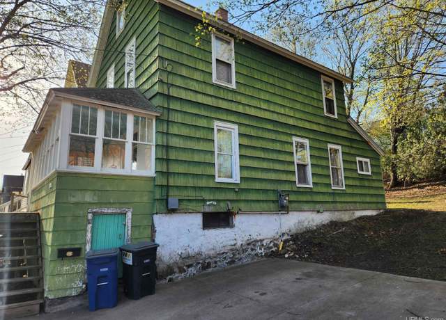Property at 707 W Edwards Ave, Houghton, MI 49931, 3 beds, 1 bath