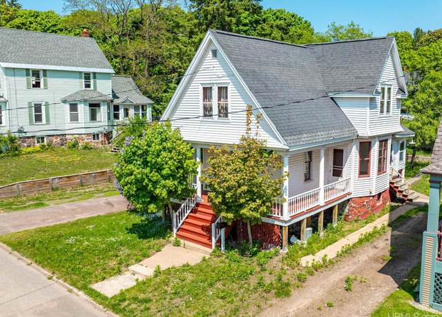 Property at 1115 Summit St, Hancock, MI 49930, 3 beds, 1 bath