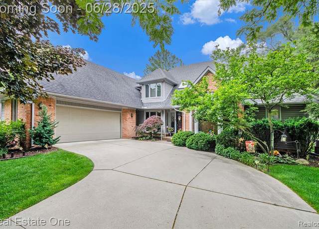 Property at 2752 Lenox Dr, Troy, MI 48098, 3 beds, 2.5 baths