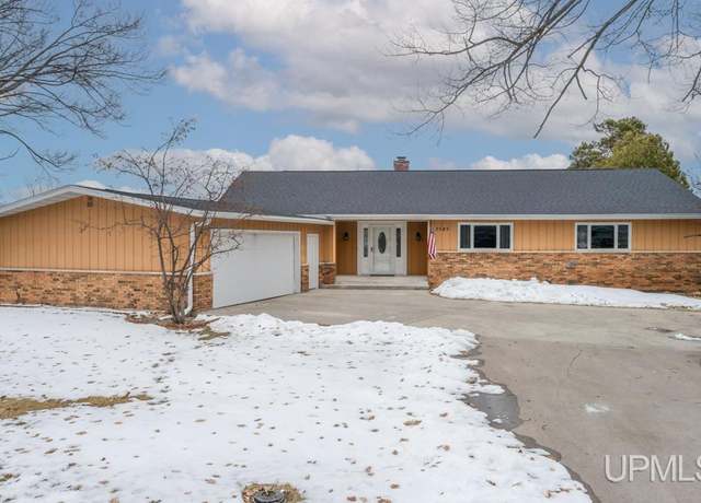 Property at 2545 Lake Shore Dr, Escanaba, MI 49829, 3 beds, 2.5 baths