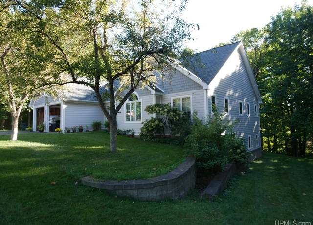 Property at 1010 Crestwood Dr, Hancock, MI 49930, 4 beds, 2.5 baths