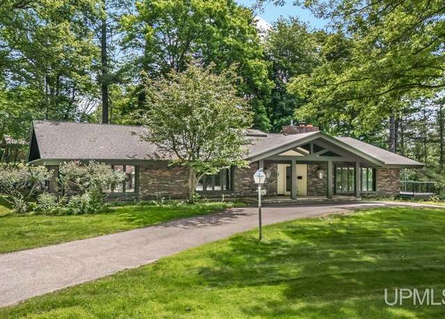 Property at 1240 Golfview Dr, Iron Mountain, MI 49801, 4 beds, 3.5 baths
