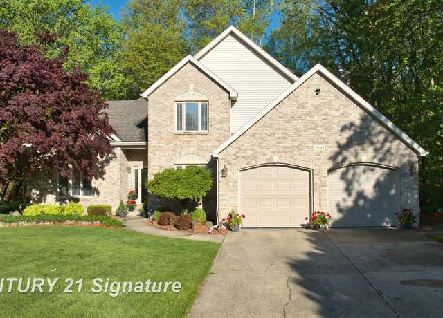 Property at 1802 W Lake Circle Dr, Saginaw, MI 48609, 4 beds, 2.5 baths
