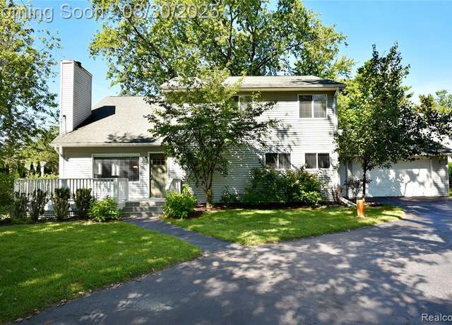 Property at 3800 Lakeview Blvd, Orchard Lake, MI 48324 3037, 5 beds, 3 baths
