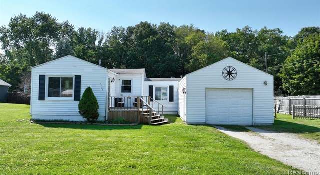 Photo of 4322 GREENLY St, Burton, MI 48529 2081