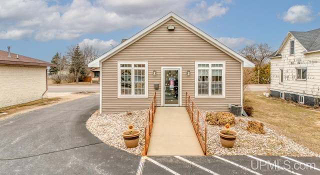 Photo of 1214 N Lincoln Rd, Escanaba, MI 49829