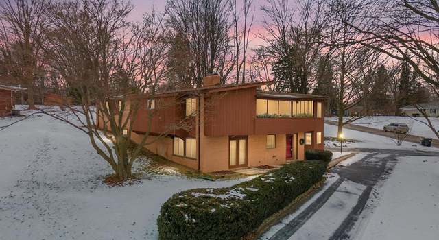 Photo of 124 Rochdale Dr, Rochester Hills, MI 48309