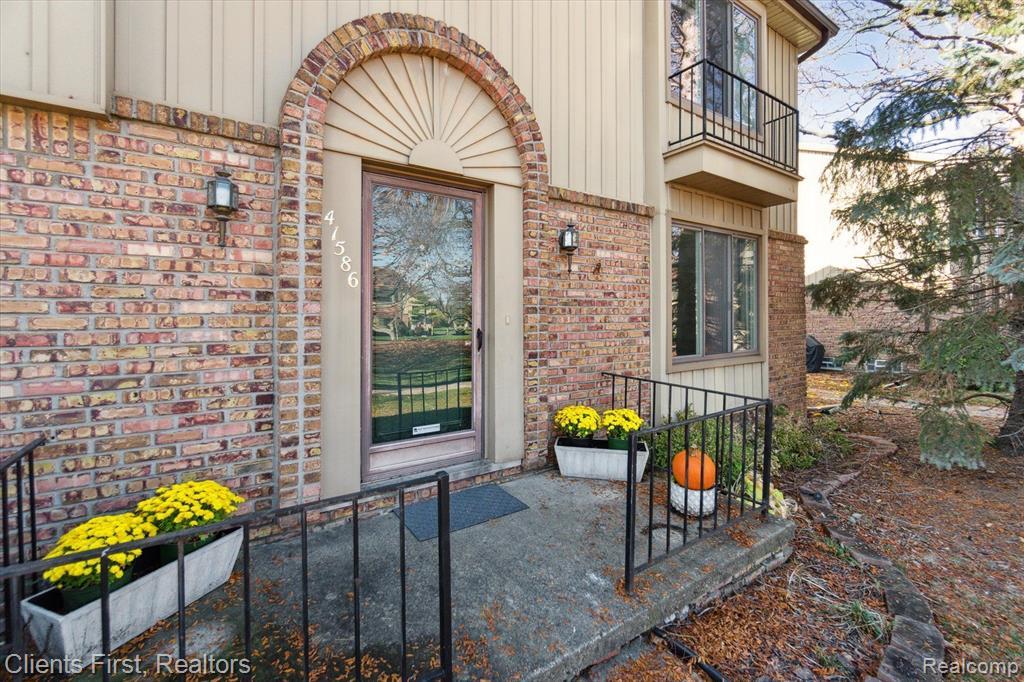 https://ssl.cdn-redfin.com/photo/144/bigphoto/085/20221058085_4.jpg
