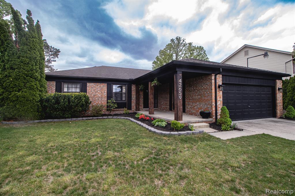 https://ssl.cdn-redfin.com/photo/144/bigphoto/312/20230040312_3.jpg