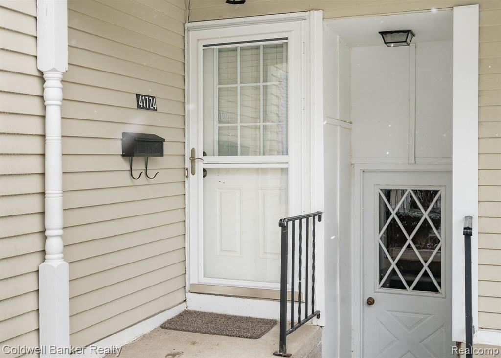 https://ssl.cdn-redfin.com/photo/144/bigphoto/527/20230032527_2.jpg
