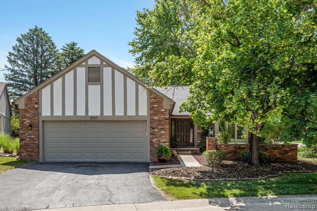 30797 Ramblewood Club Dr, Farmington Hills, MI 48331 MLS 20230043905