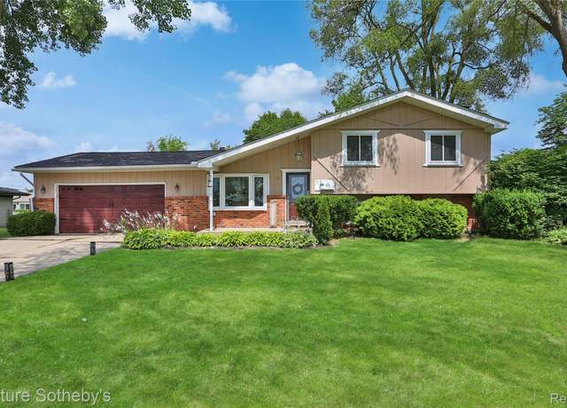 Property at 117 Edgelake Dr, Waterford, MI 48327, 4 beds, 2 baths