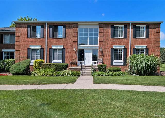 Property at 654 E Fox Hills Dr, Bloomfield Hills, MI 48304, 2 beds, 2 baths