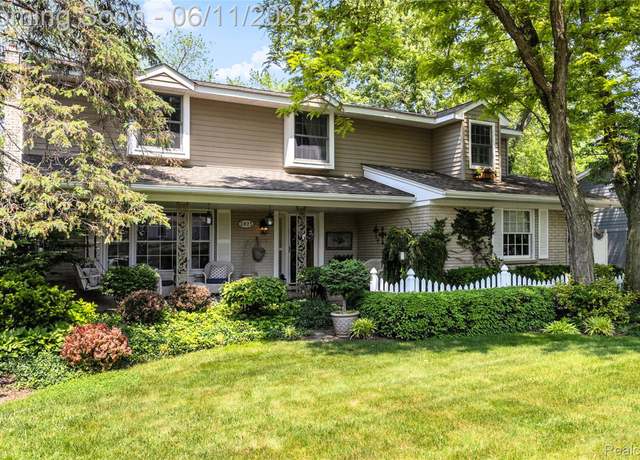 Property at 3825 Estates Dr, Troy, MI 48084, 4 beds, 2.5 baths