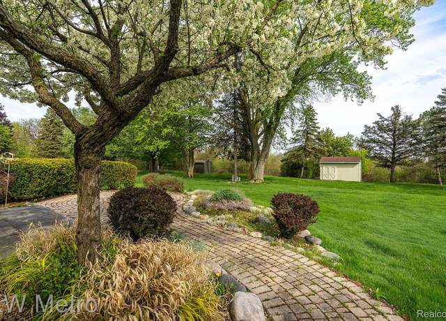 Property at 6228 Atkins Dr, Troy, MI 48085, 3 beds, 2 baths
