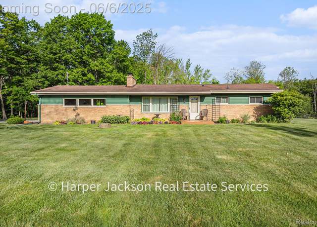 Property at 2210 Brookhaven Dr, Flint, MI 48507, 2 beds, 2 baths