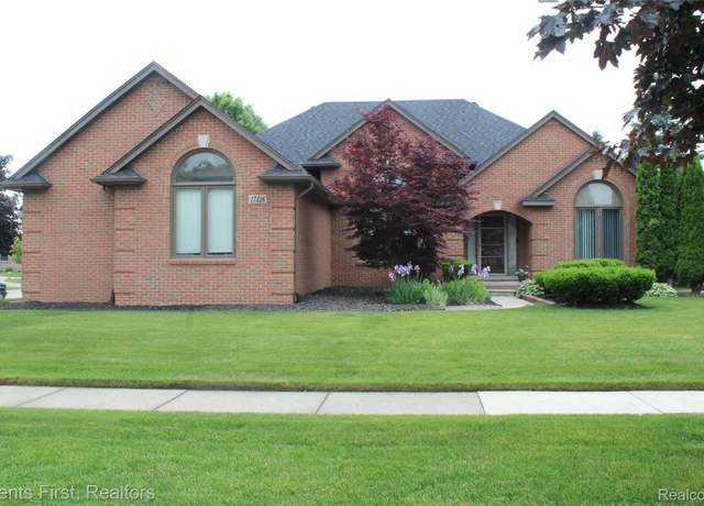 Property at 17326 Country Club Dr, Macomb, MI 48042, 3 beds, 2.5 baths