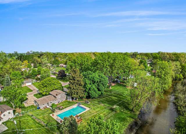 Property at 1087 Edgeorge St, Waterford, MI 48327, 3 beds, 1.5 baths