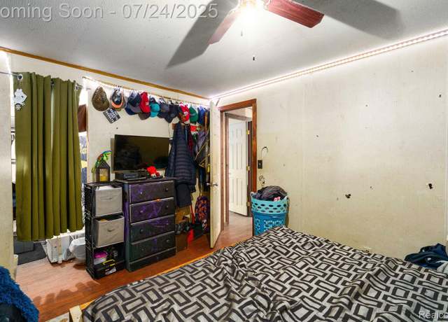 Property at 736 Academy Rd, Holly, MI 48442, 3 beds, 2 baths
