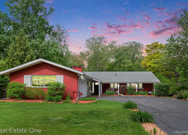 Property at 3183 Oakhill Dr, Troy, MI 48084, 3 beds, 2 baths