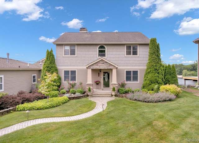 Property at 1611 Harwood Dr, Oxford, MI 48371, 4 beds, 4 baths