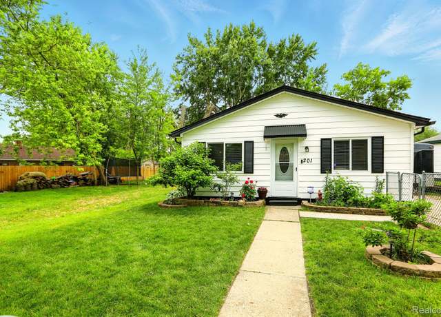 Property at 201 Parkdale Ave, Pontiac, MI 48340, 3 beds, 1 bath