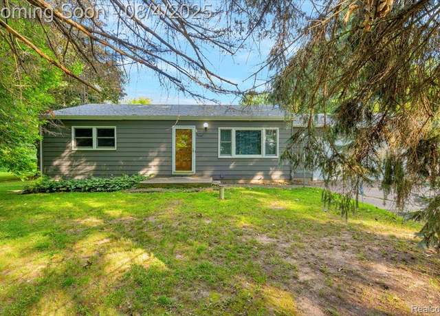 Property at 16075 Crest Dr, Linden, MI 48451, 3 beds, 2 baths