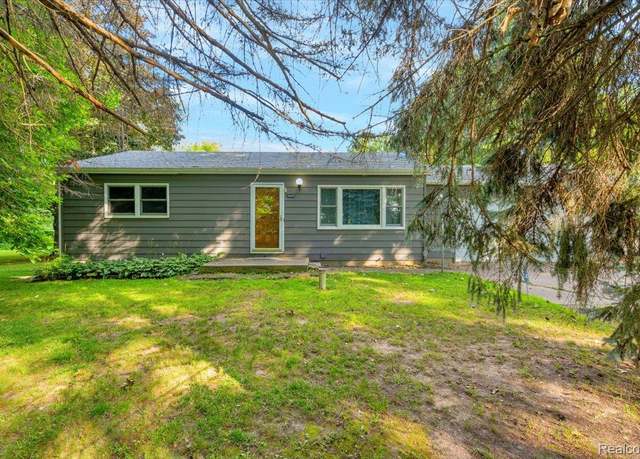 Property at 16075 Crest Dr, Argentine Township, MI 48451, 3 beds, 2 baths