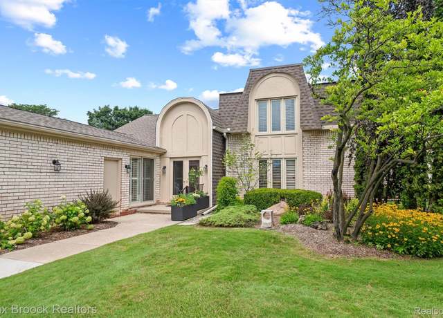 Property at 5137 Woodlands Dr #24, Bloomfield Charter Township, MI 48302, 3 beds, 2.5 baths
