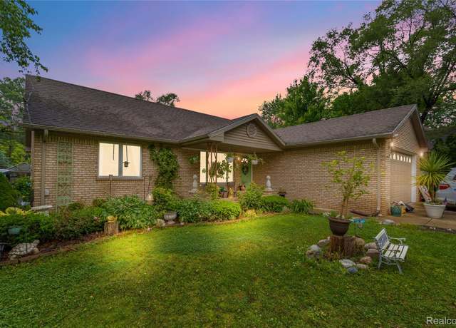 Property at 37209 Curwood Dr, Sterling Heights, MI 48310, 5 beds, 4.5 baths