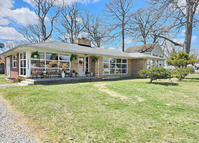 Property at 30648 Young Dr, Gibraltar, MI 48173, 3 beds, 2.5 baths