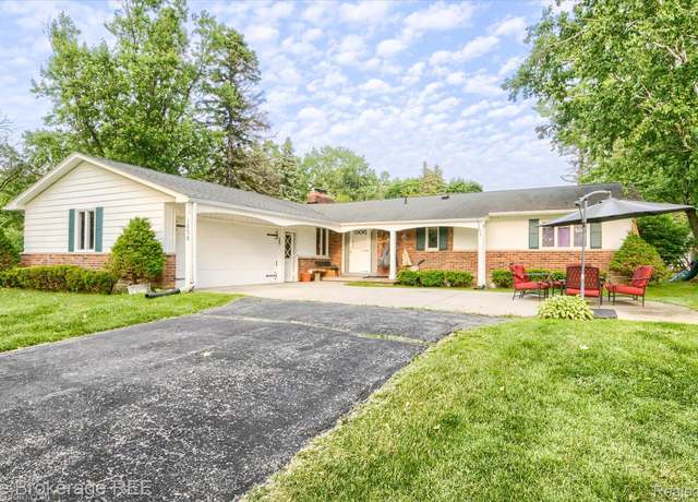 Property at 1038 Cora Dr, Flint, MI 48532, 3 beds, 2.5 baths