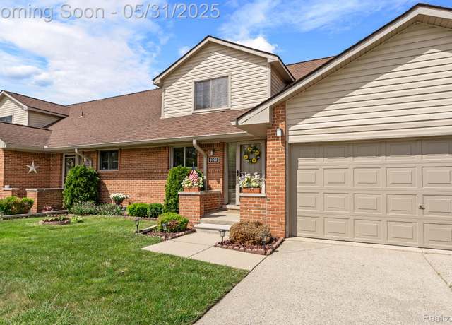 Property at 3702 Old Creek Rd, Troy, MI 48084, 3 beds, 2.5 baths