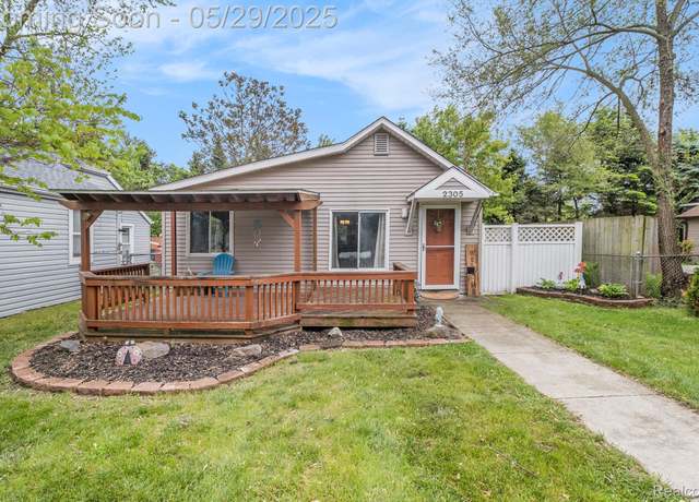 Property at 2305 Hester Ct, Keego Harbor, MI 48320, 2 beds, 1 bath