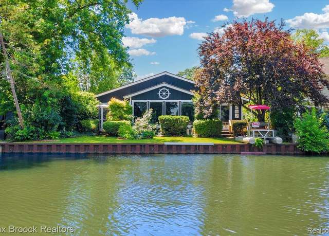 Property at 2840 Wall St, Keego Harbor, MI 48320, 2 beds, 1 bath