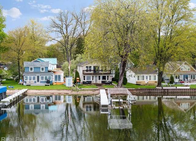 Property at 4825 Downing Dr, Hamburg Township, MI 48169, 4 beds, 3 baths