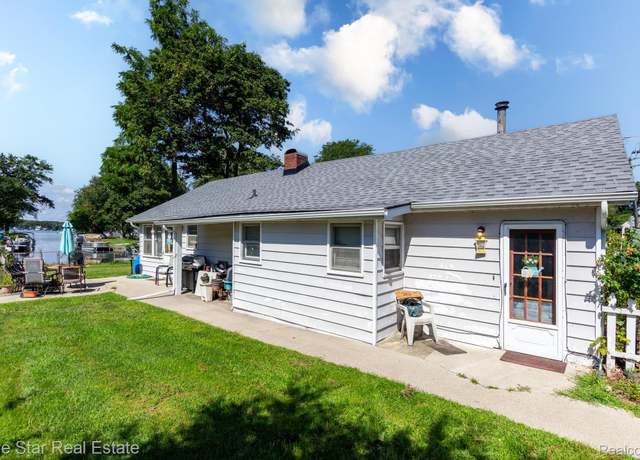 Property at 8294 Lagoon St, Commerce Charter Township, MI 48382, 2 beds, 1.5 baths