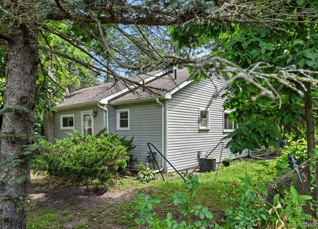 Property at 1209 Applewood Dr, White Lake, MI 48386, 3 beds, 1.5 baths