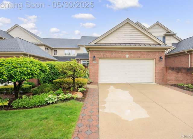 Property at 215 Harrington Dr, Troy, MI 48098, 3 beds, 3.5 baths